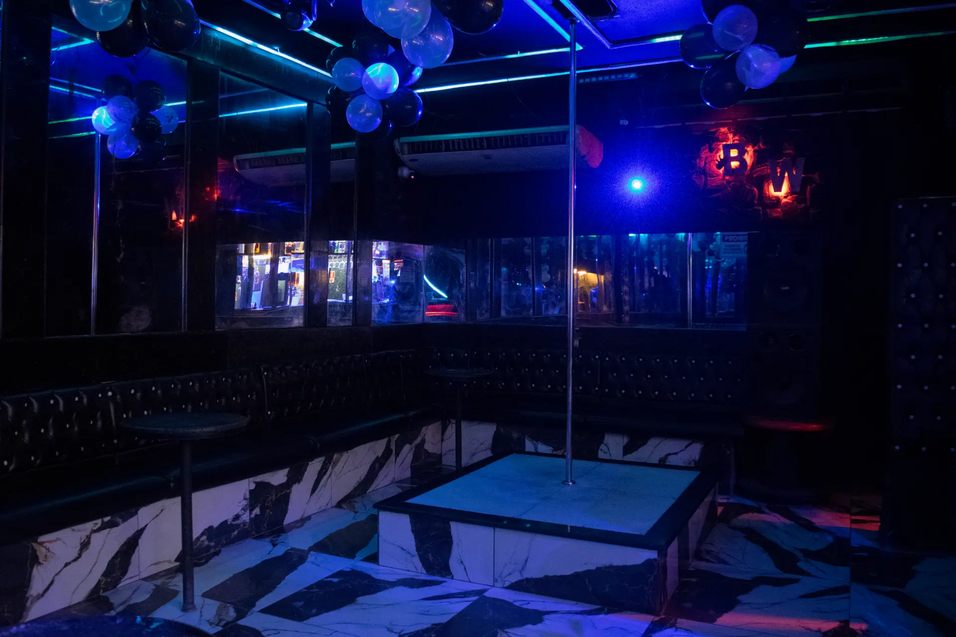 Pista e lounge da Black White
