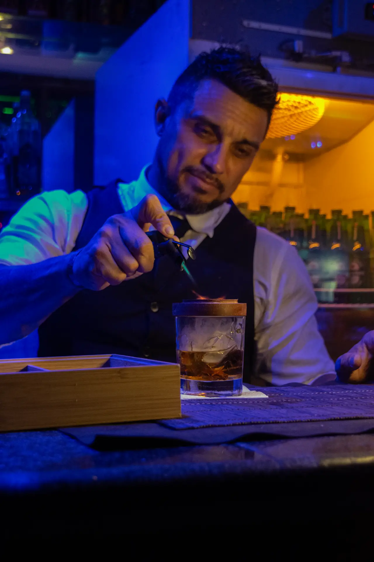 Bartender preparando um drink no bar da casa